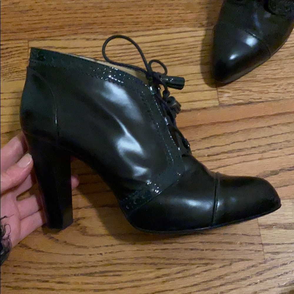 Tod’s leather dark green Oxford lace up heels